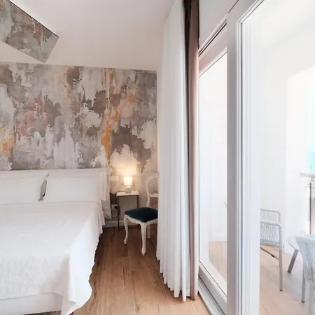 בית הארחה Luxury L'aurora 3*
